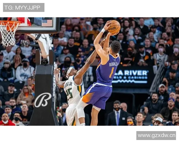 布克手感低迷却助攻频频半场仅得6分4失误展现团队配合