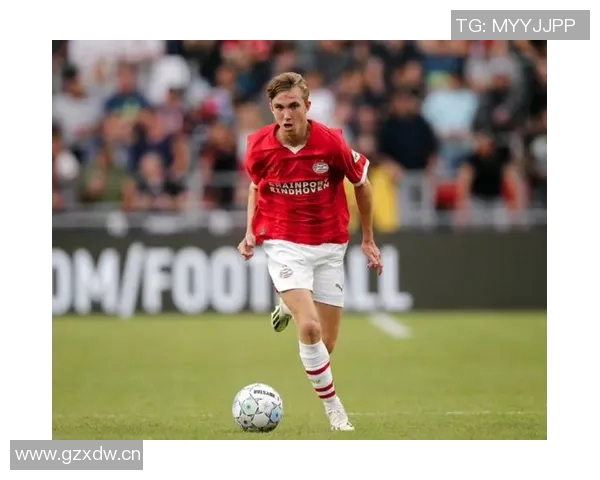 埃因霍温宣布卢克德容告别仪式球员荣登星光大道荣耀时刻